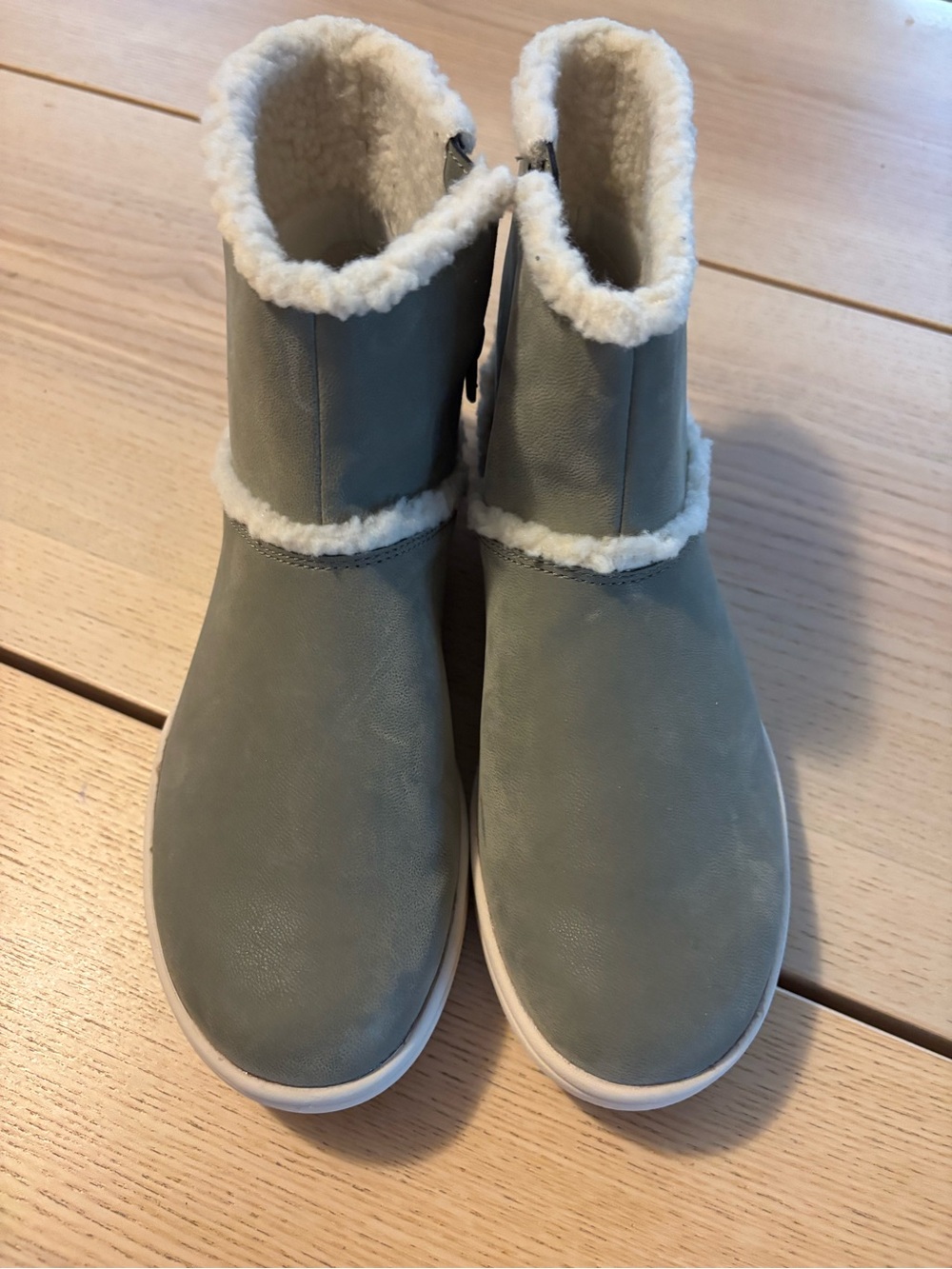Clarks Cloudstepper Light Gray Faux-Shearling Winter Ankle Boots 7W